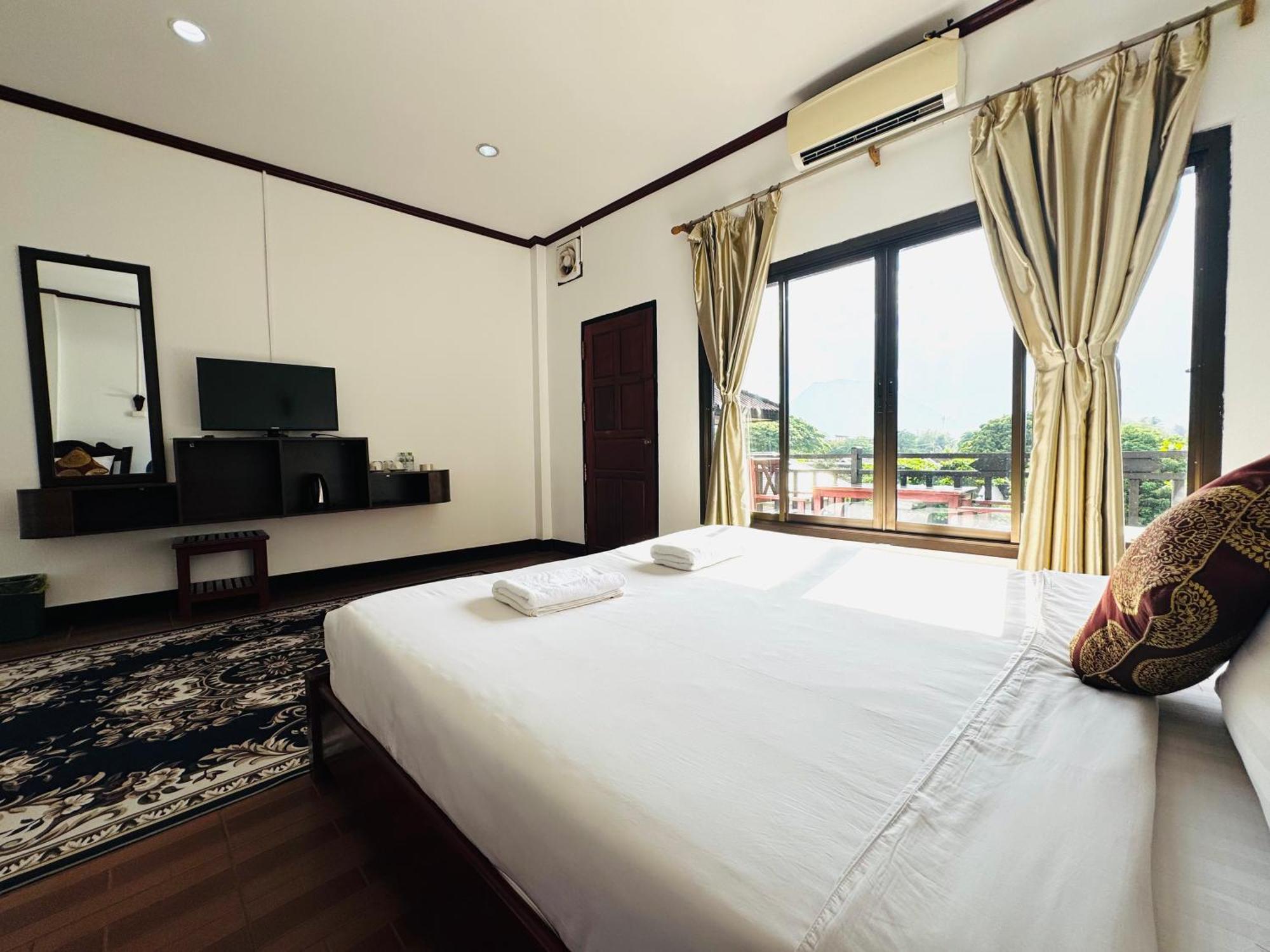 Vang Vieng Hana River View Hotel & Travel Kültér fotó
